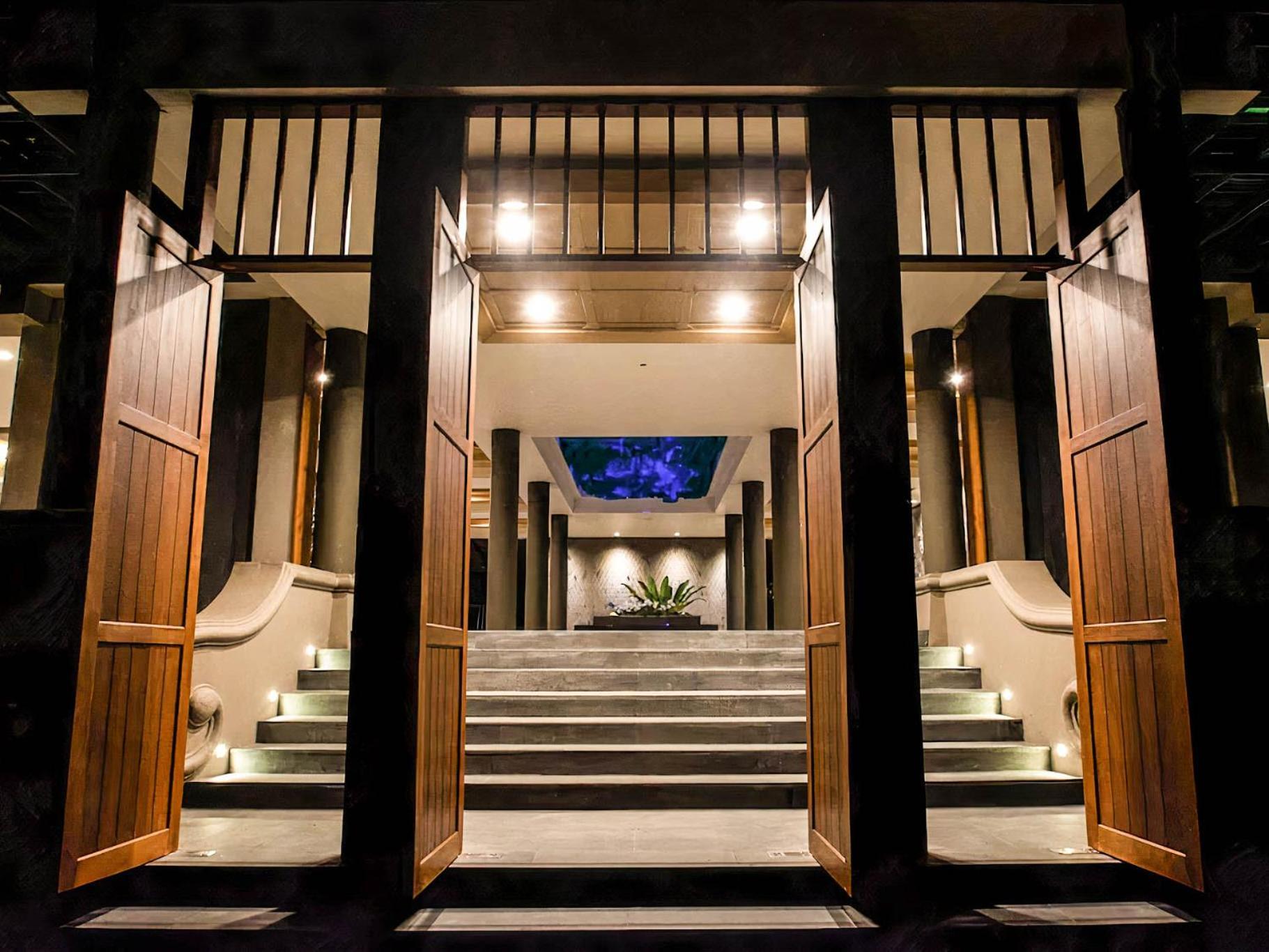 Andaman Cannacia Resort & Spa - Sha Extra Plus Plage de Kata Extérieur photo The entrance to the hotel