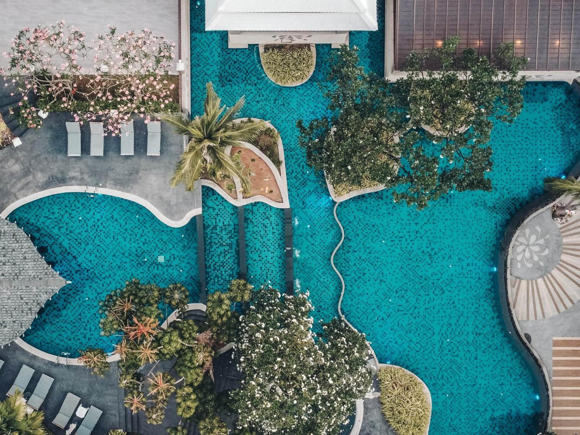 Andaman Cannacia Resort & Spa - Sha Extra Plus Plage de Kata Extérieur photo The pool at the hotel