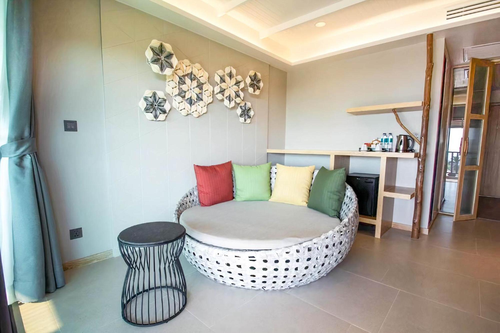 Andaman Cannacia Resort & Spa - Sha Extra Plus Plage de Kata Extérieur photo A round sofa