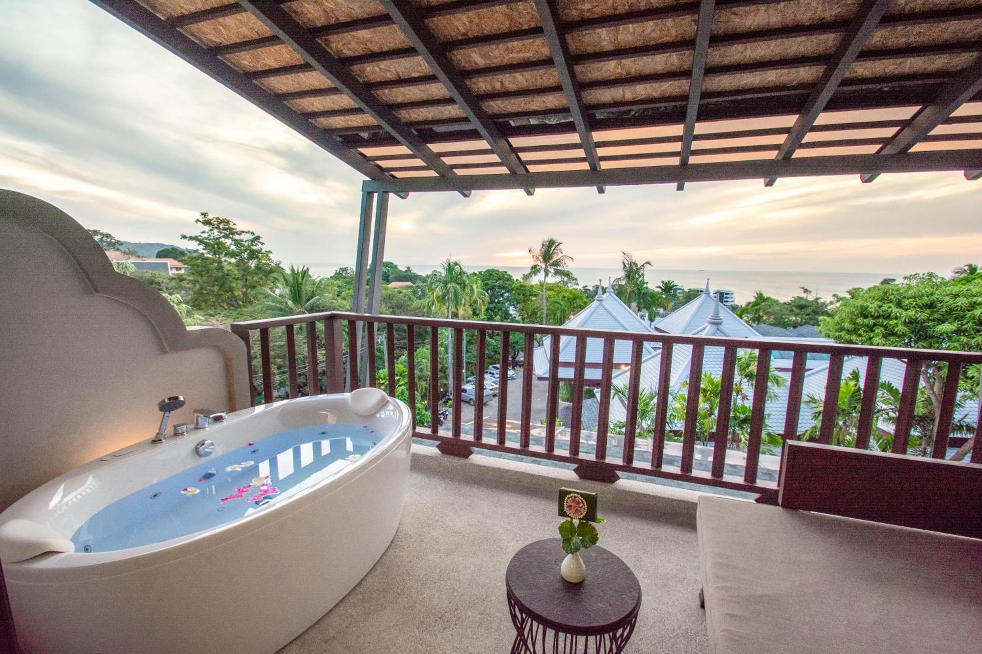 Andaman Cannacia Resort & Spa - Sha Extra Plus Plage de Kata Extérieur photo A bathtub on a balcony